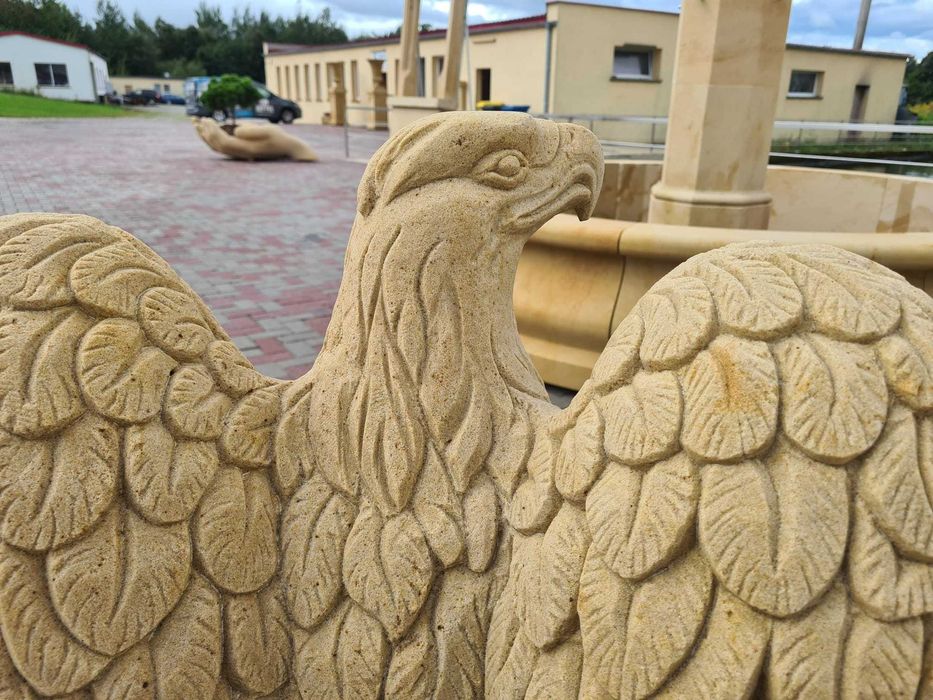 Rzeźba orzeł z piaskowca | 90×60×45 cm | Ręcznie wykonana