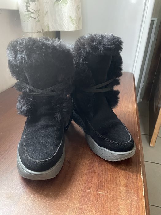 Продам натуральные замшевые ботинки на овчине.Отходила один сезон.