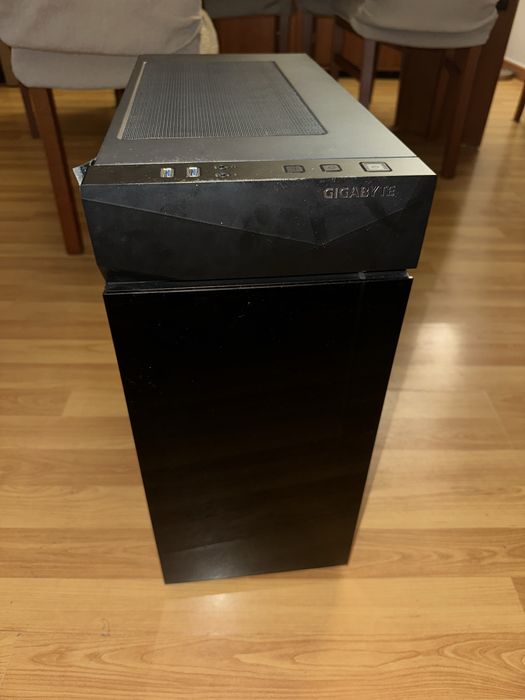 Caixa Gigabyte Mid-Tower C200 Preta