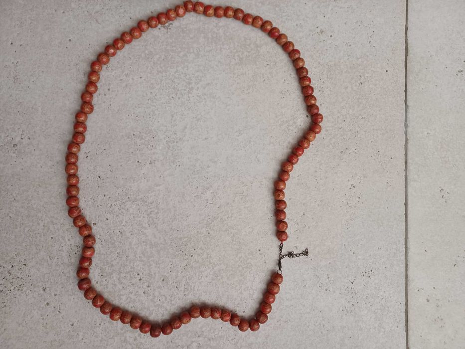 Colar com contas em madeira