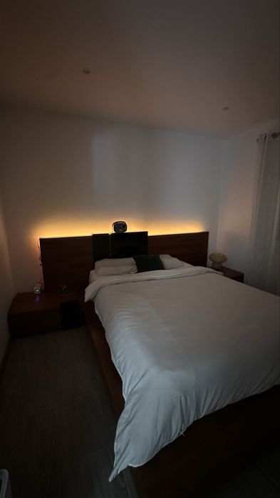 Cama Planeada por Medida com Mesas de Cabeceira Integradas | Como Nova (sem colchão)