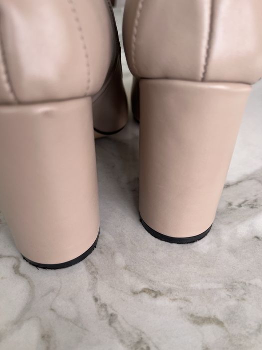 Шкіряні туфлі бежевого кольору.