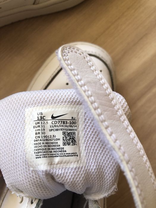 Sneakersy dziecięce białe Nike.