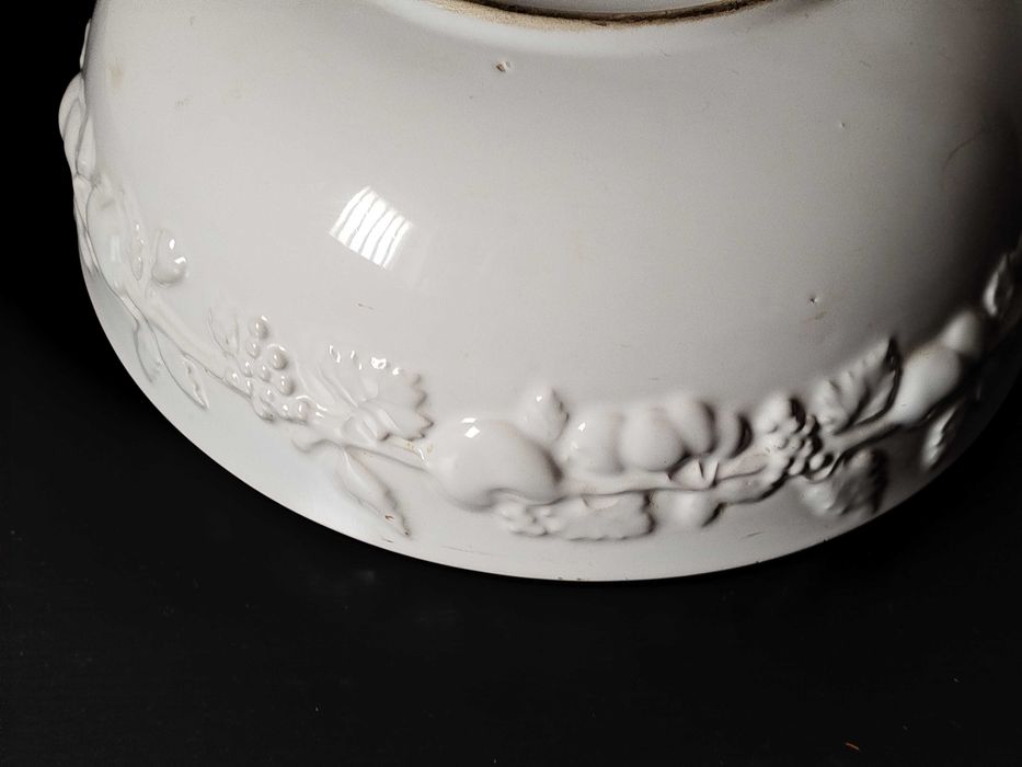 Saladeira bastante grande ou fruteira branca