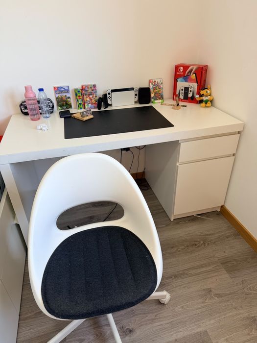 Mesa e cadeira IKEA