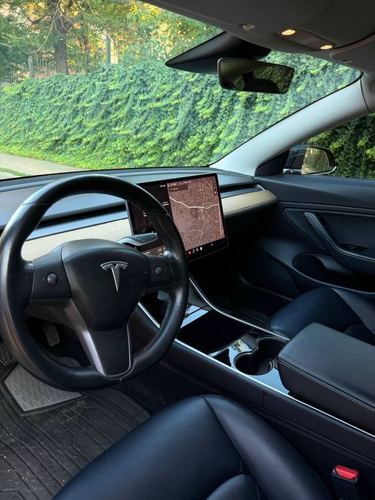 Продам Tesla model 3