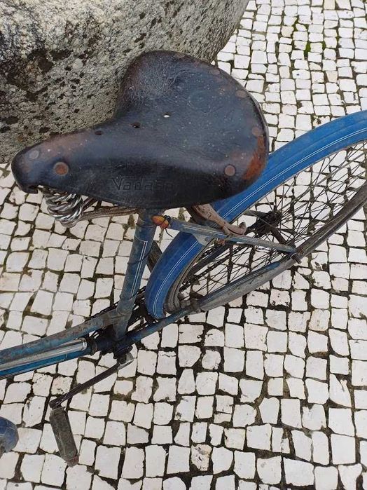 Bicicleta antiga quadro de senhora