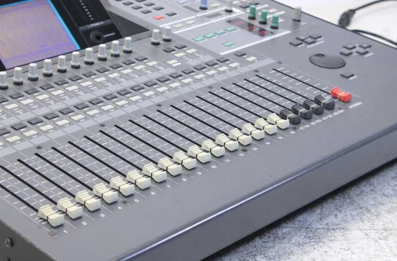 Mesa de som digital YAMAHA 02R