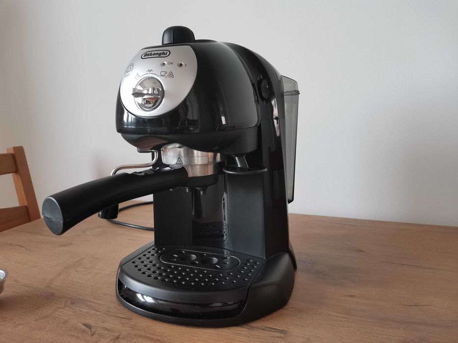 Ekspres do kawy kolbowy DeLonghi