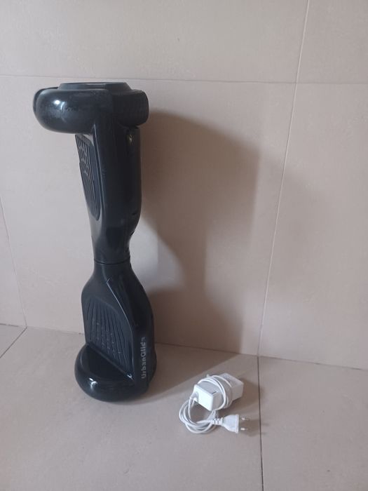 Hoverboard preto da Urbanglide.
Algumas marcas de uso e está um bocado