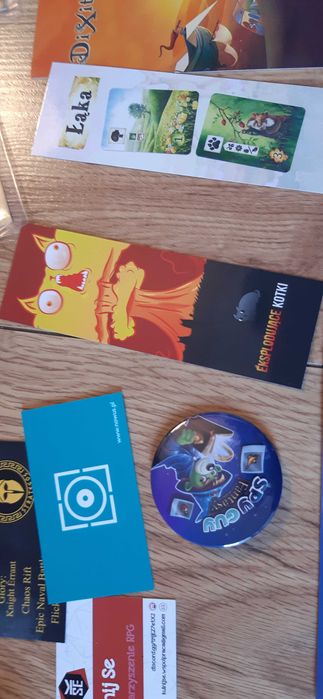 zestaw gadżetów z gier planszowych smycz katalog, karta dixit i inne