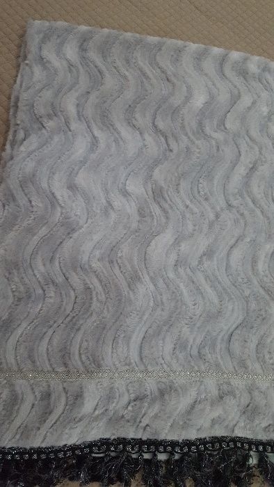 Manta com detalhes pretos