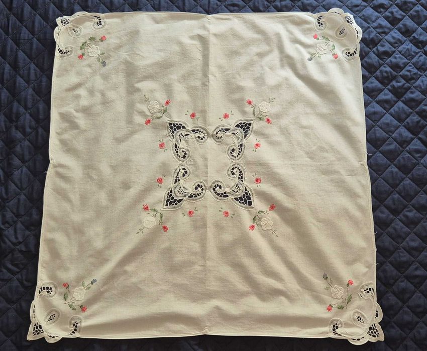 Toalha de Mesa em Linho com Bordado Floral e Renda