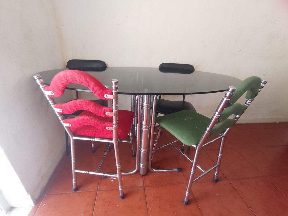 Mesa de vidro com apoio de ferro
