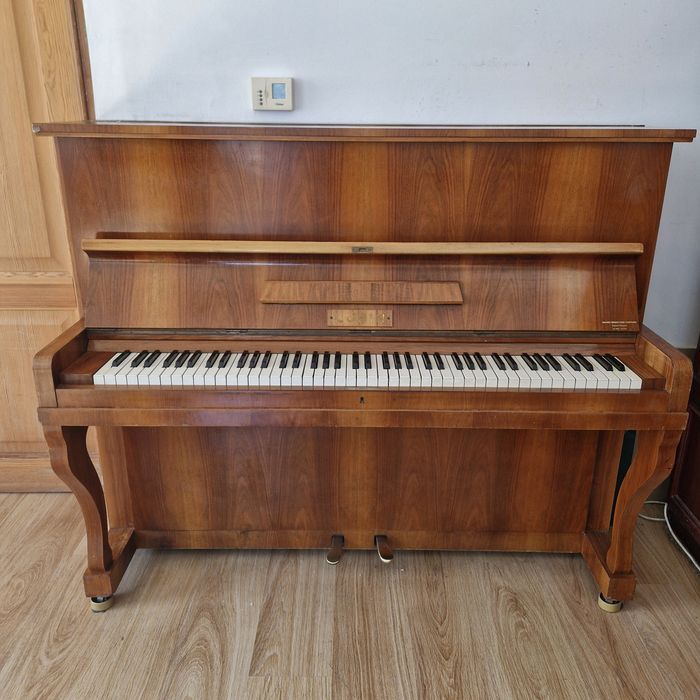 Pianino Legnica Lubin