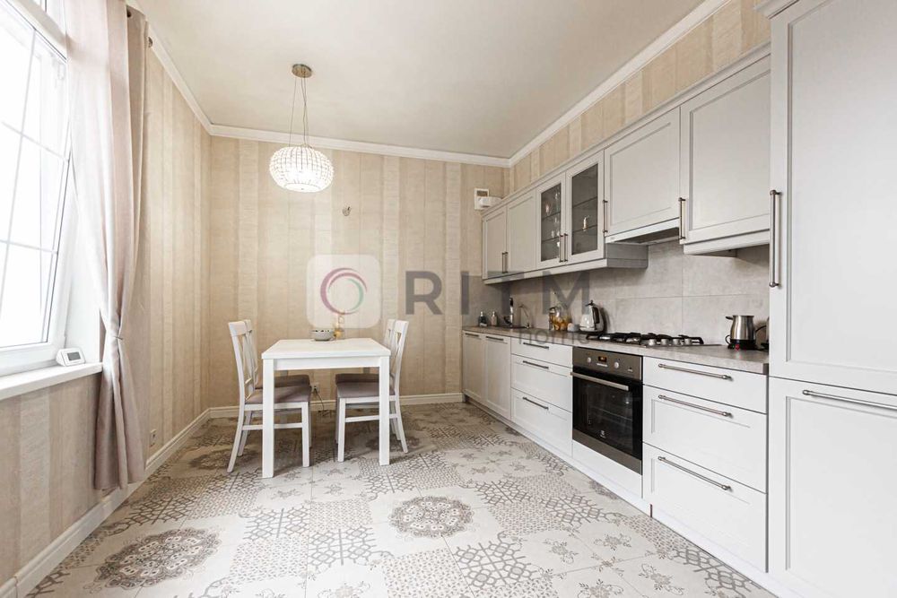 Продаж будинок з ремонтом 320м2 в с. Сокільники, вул. Довбуша.