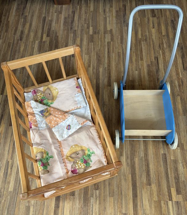Łóżeczko bujane i wózek dla lalek
