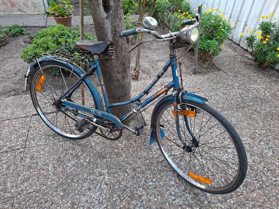 Bicicleta pedaleira antiga de senhora