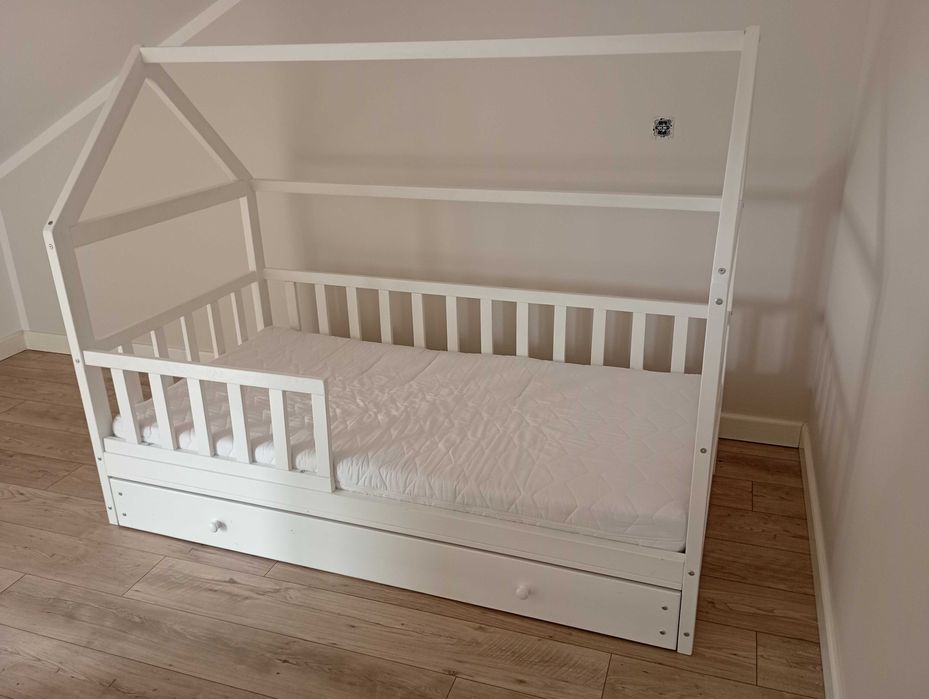 Łóżko dziecięce domek z materacem.