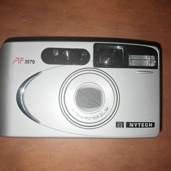Máquina fotográfica com bolsa