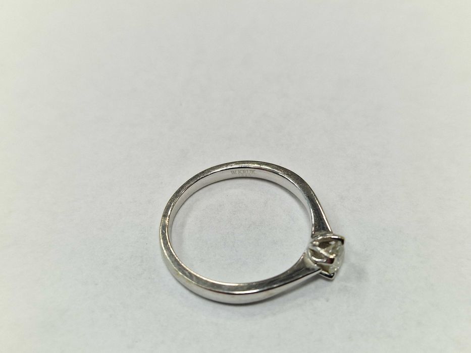 KRUK! Złoty pierścionek/ 585/ 2.23 gram/ R12/ 0.20 CT/ białe złoto