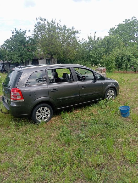 Авто Opel Zafiea b