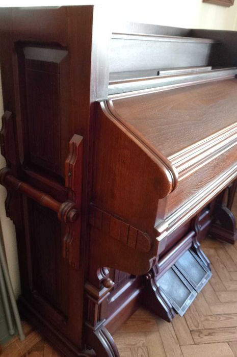 Órgão antigo com pedais – Harmonium americano (Worcester, Mass. USA)