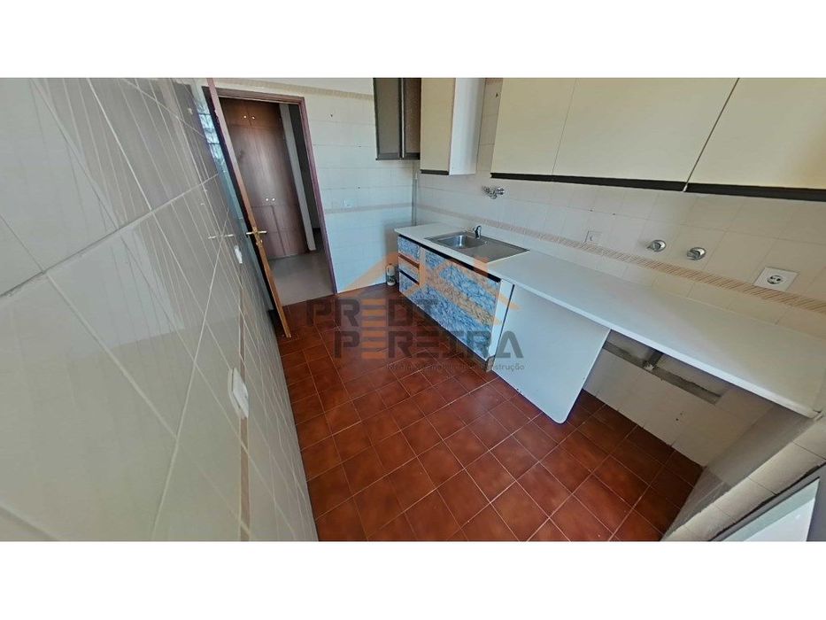 Oportunidade Única - T1 com arrecadação em Santo António dos Cavale...