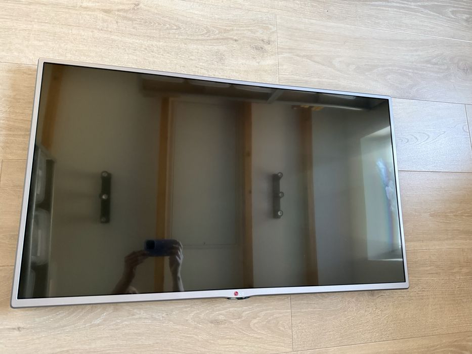 Telewizor LG 42LB5800 na części uszkodzone podświetlenie matrycy