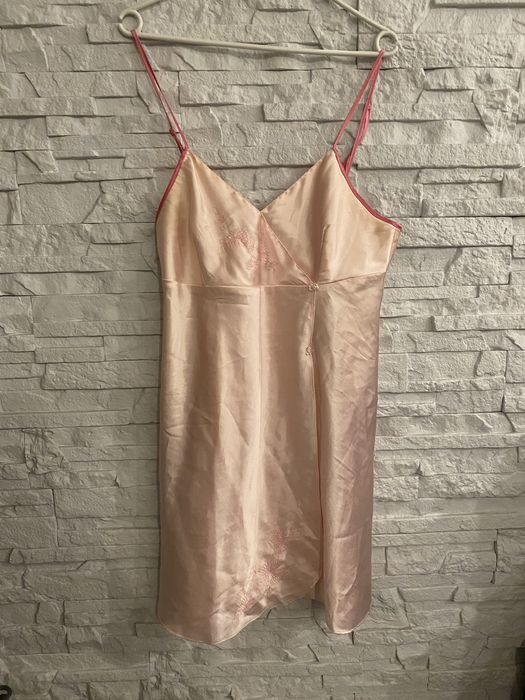 Śliczna kobieca satynowa piżama koszula nocna