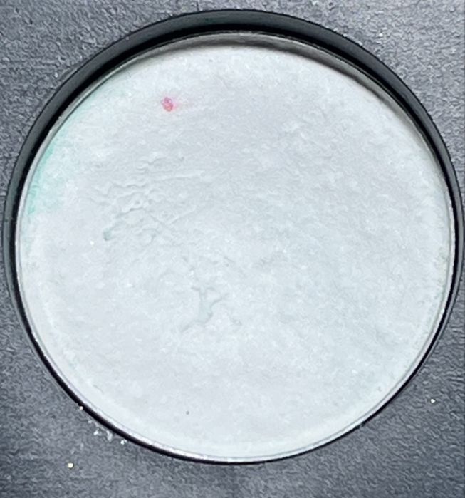 Cien do powiek bialy