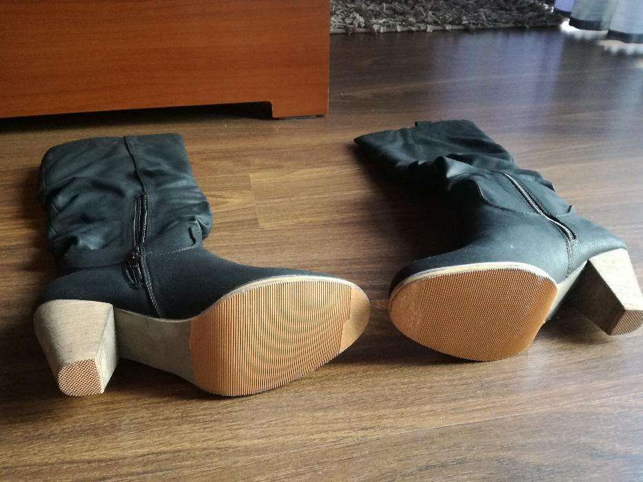 Botas de cano alto novas