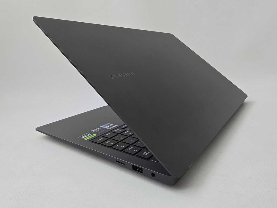 Samsung Galaxy Book 3 Ultra I9 13900H/RTX 4070/RAM 32GB/SSD 1TB/AMOLED