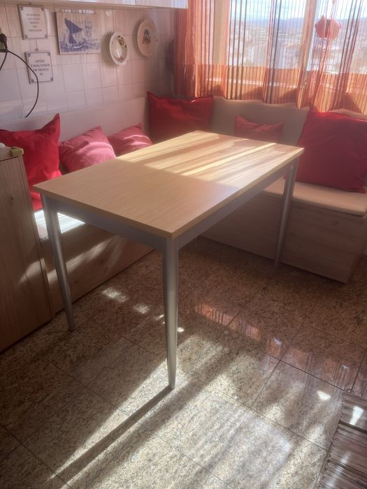 Vendo mesa com 4 cadeiras