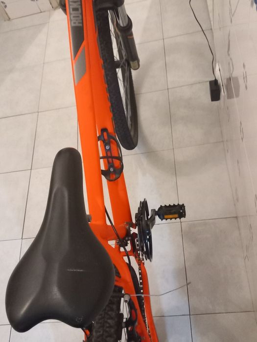 Uma bicicleta laranja usei só 4 vezes ela está em ótimo estado e nova