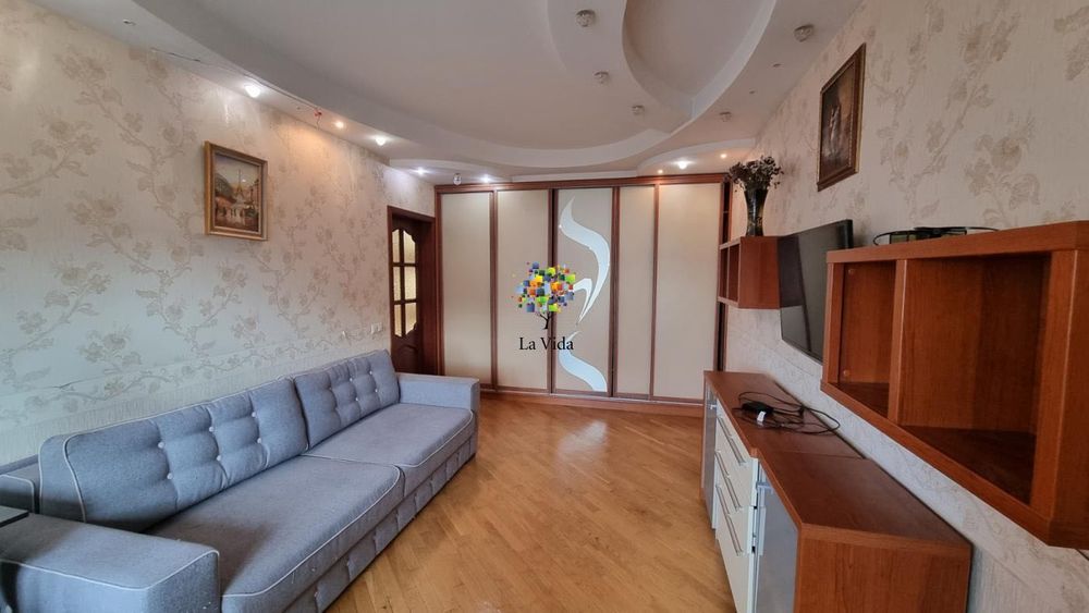 Продаж 2-к квартири з ремонтом та меблями, вул. Милославська, 45