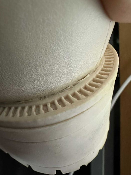 Kremowe buty bikery Bianco z perełkami i potrójną klamrą | r. 39