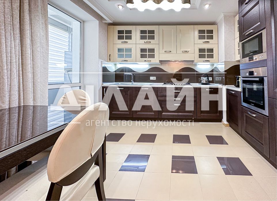 Авторський проект 4 кімн у класичному стилі по вул. Приходський.