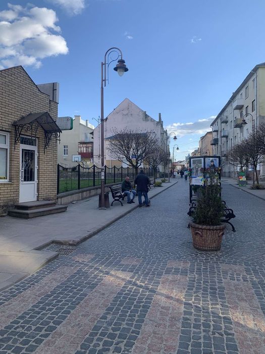 Продається  діючий магазин у центрі міста Золочів