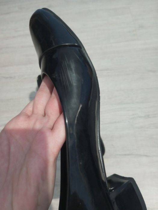 Lakierki damskie na niskim obcasie