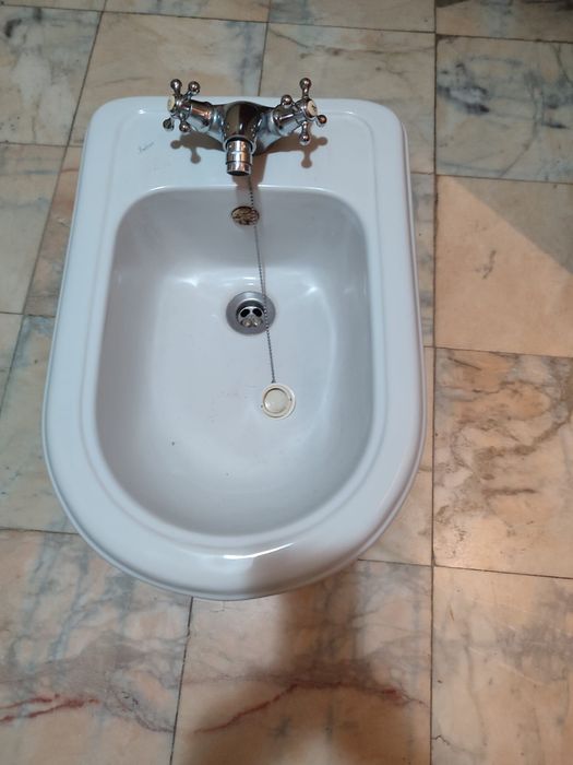 Venda de bidê e torneira em muito bom estado