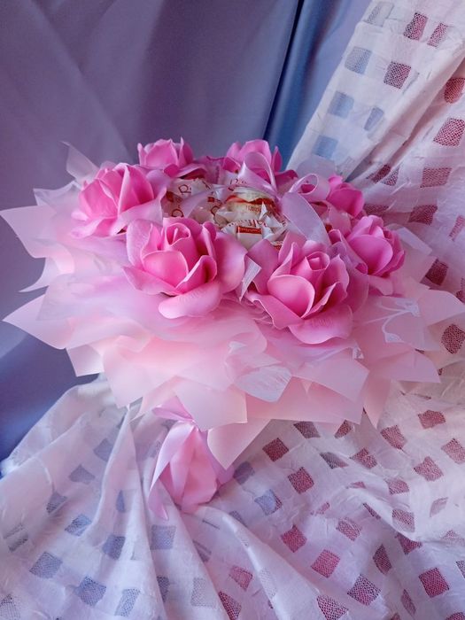 Букет квітів з цукерками рафаело виготовлений з мила