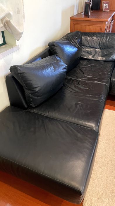 Sofá de pele preto + mesa de centro