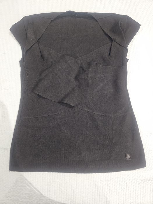Camisola sem mangas decote bico
