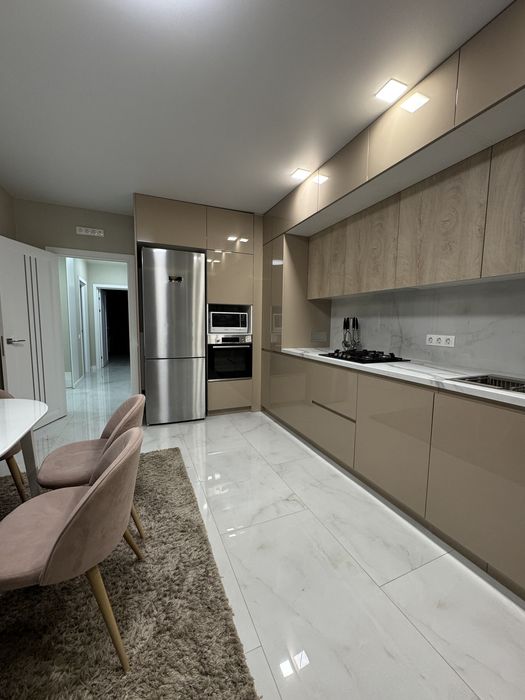 Трьохкімнатна квартра, вид на парк, дизайнерський ремонт для себе