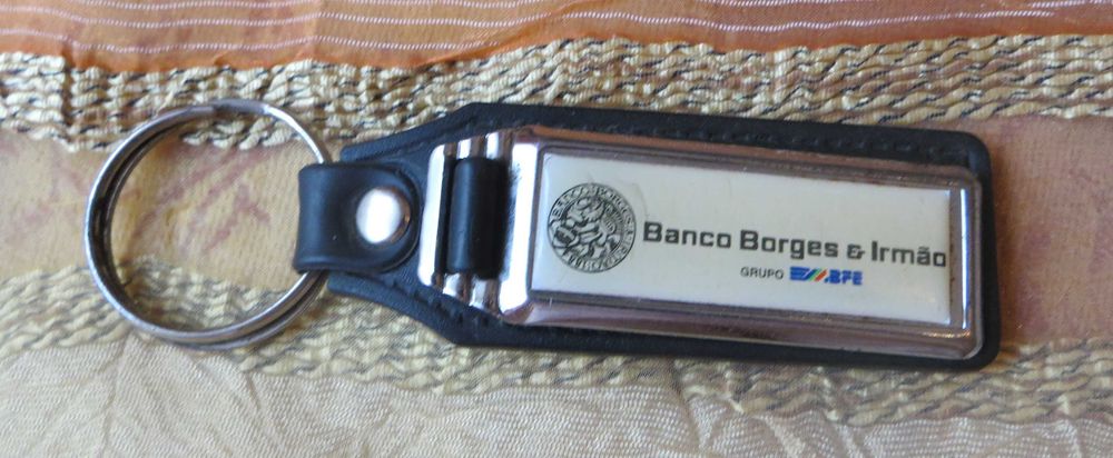 Porta Chaves Banco Borges & Irmão em couro e metal e vidro c/ 10 cm