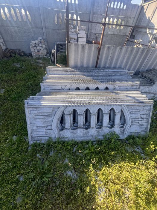 Подам бетонний секційний забор.Розміри 200*60*35
