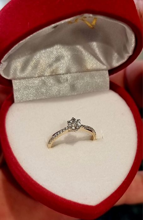 Pierścionek zaręczynowy apart z brylantem