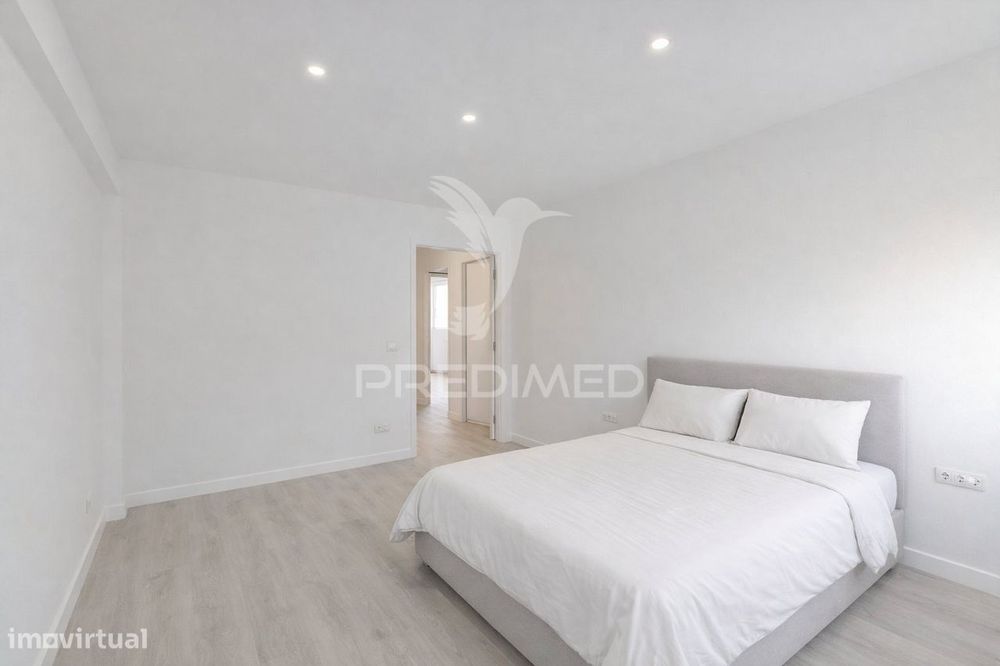 Apartamento T2 Totalmente Remodelado no Carregado