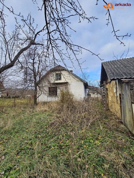 Будинок з земельною ділянкою